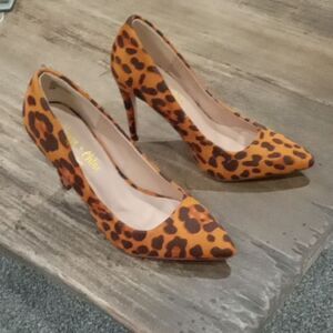 Chelsea + Chloe Lala Faux Suede Leopard Print Stiletto 4" Heels Size 5.5 NWT